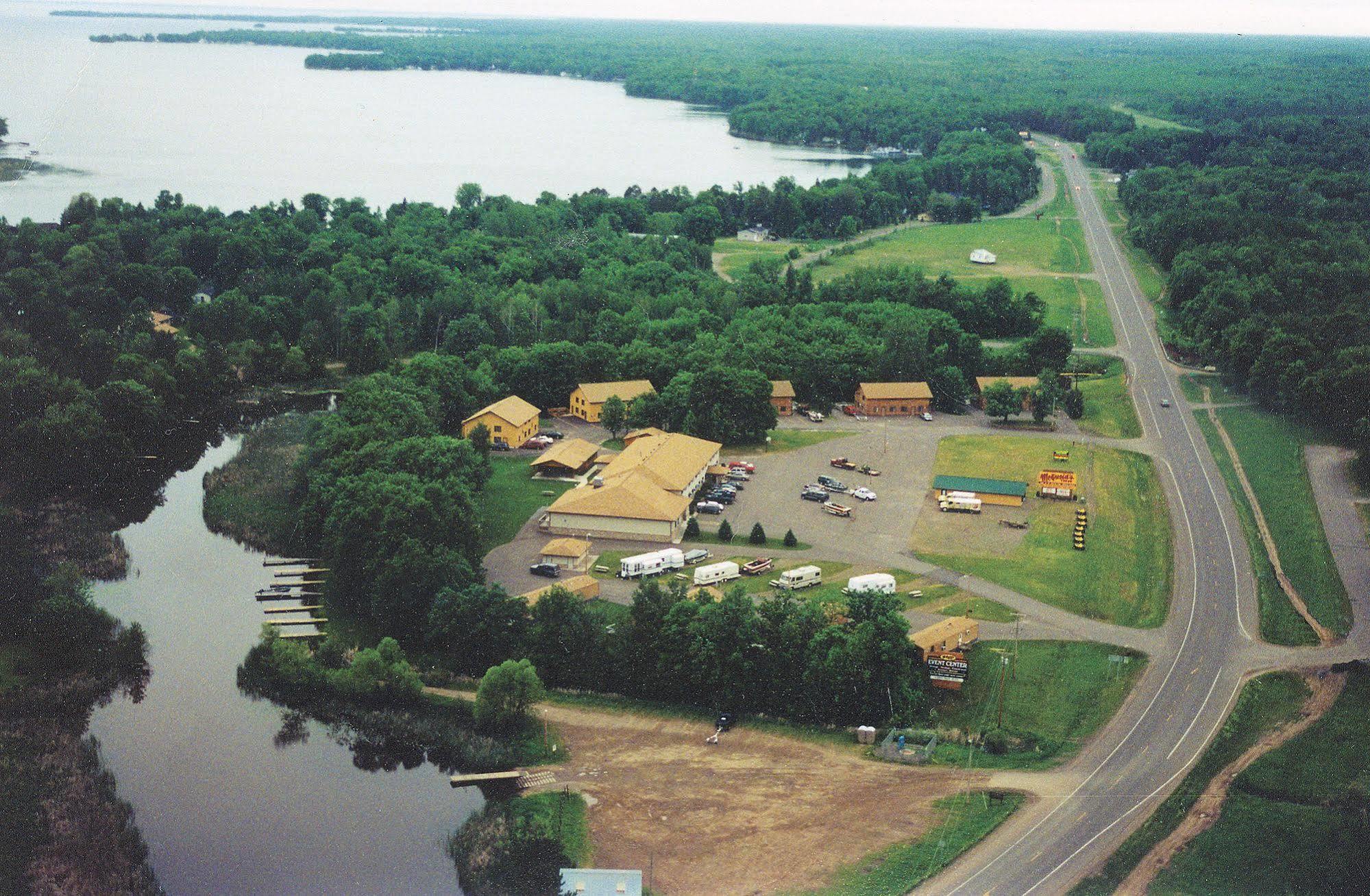 Mcquoid'S Inn And Event Center Isle Exterior photo