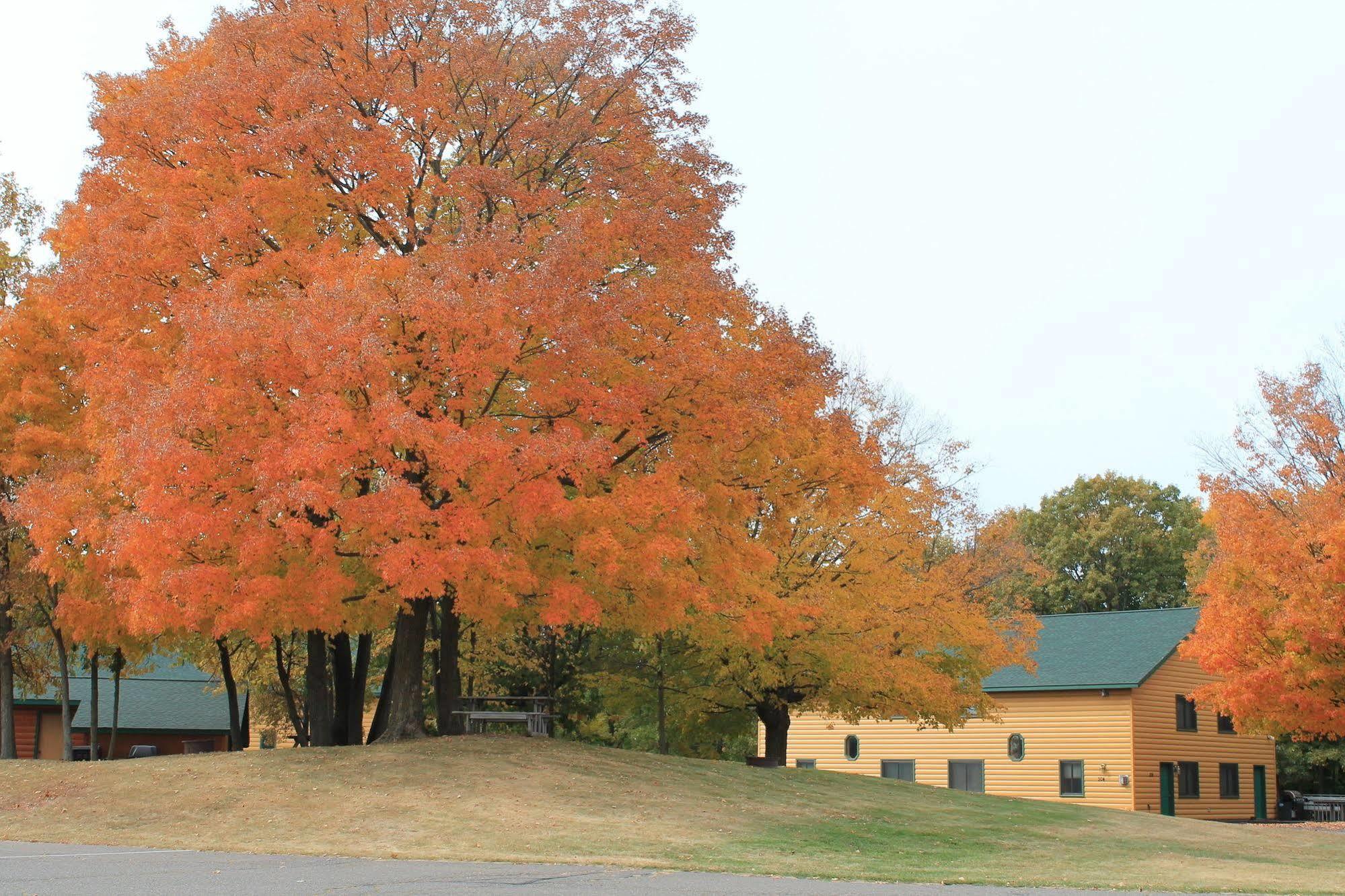 Mcquoid'S Inn And Event Center Isle Exterior photo